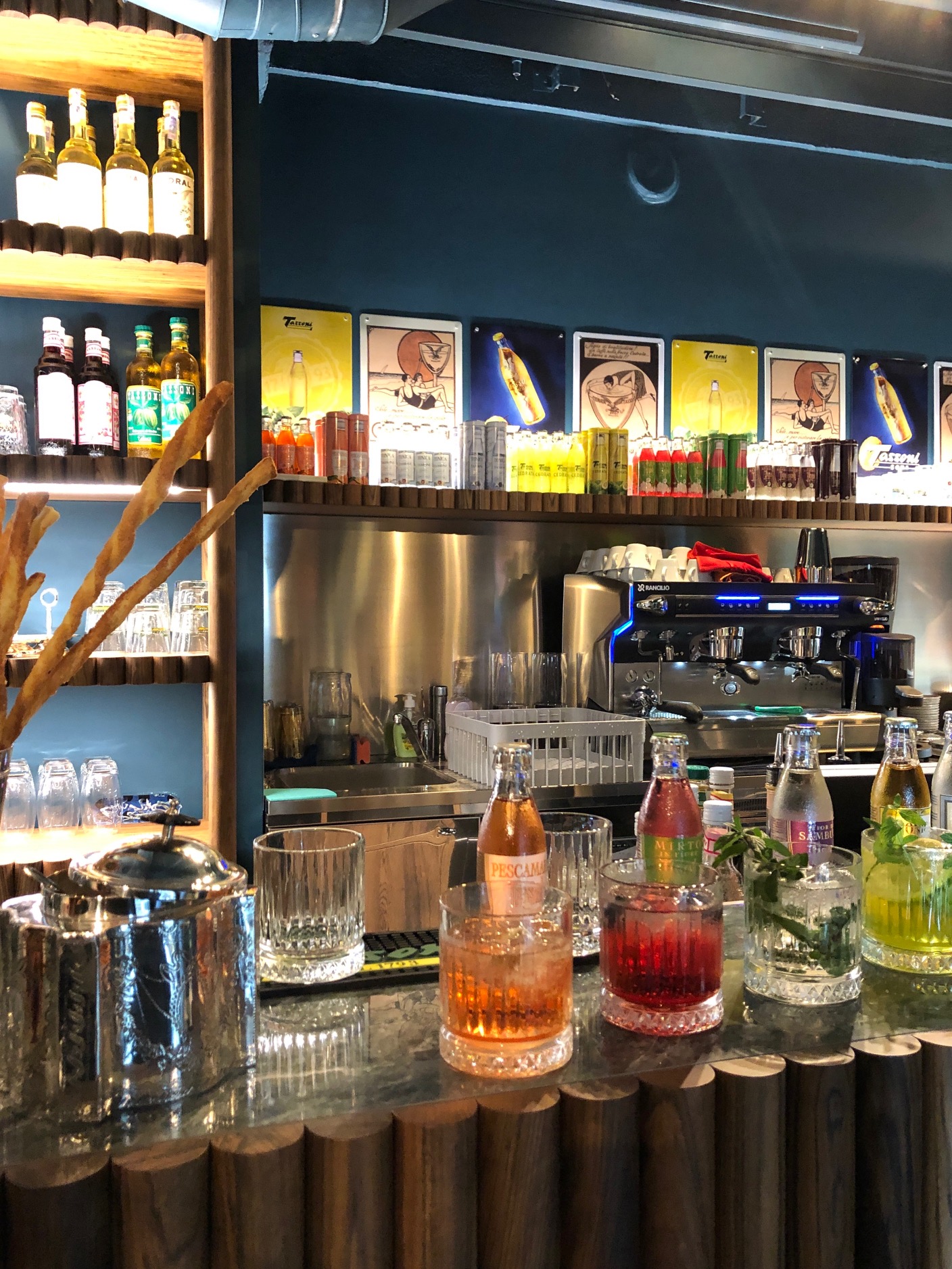 LOUNGE BAR GELATERIA 11