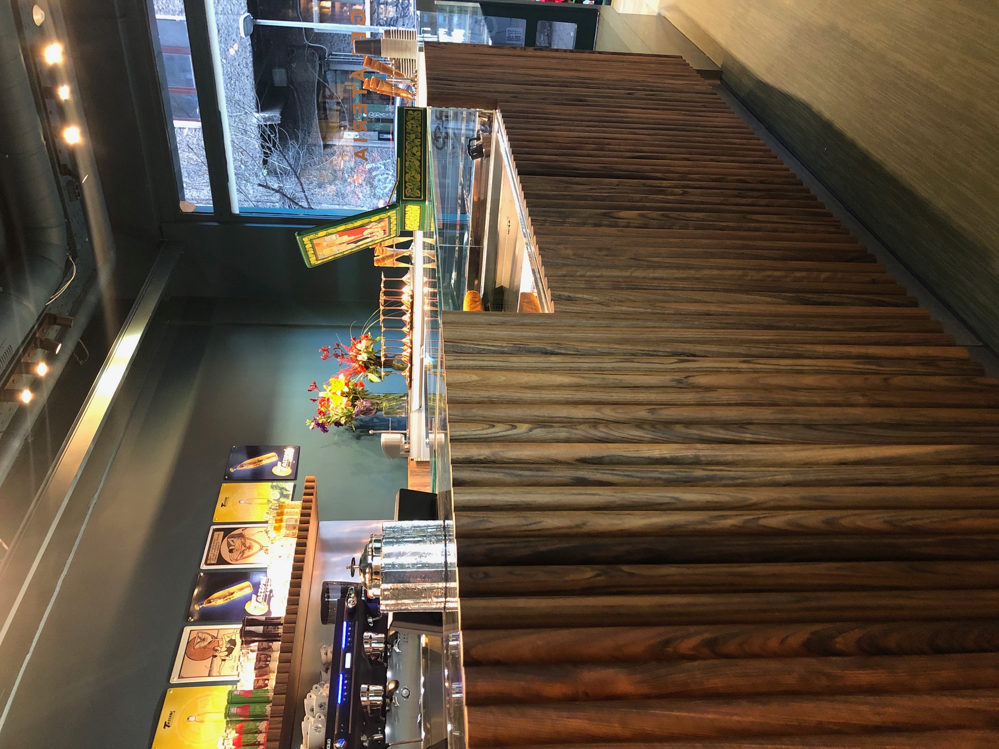 LOUNGE BAR GELATERIA 13