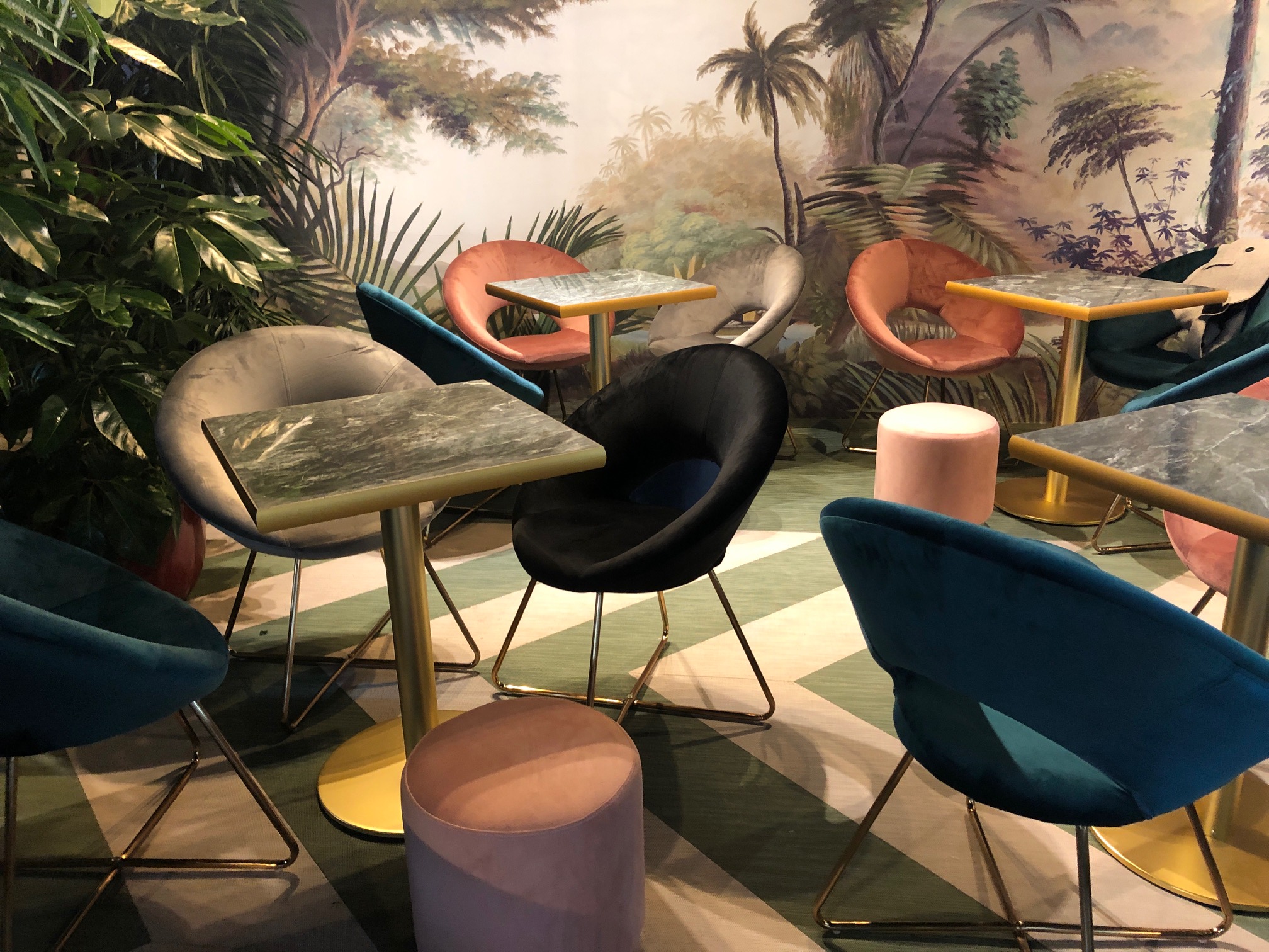 LOUNGE BAR GELATERIA 16