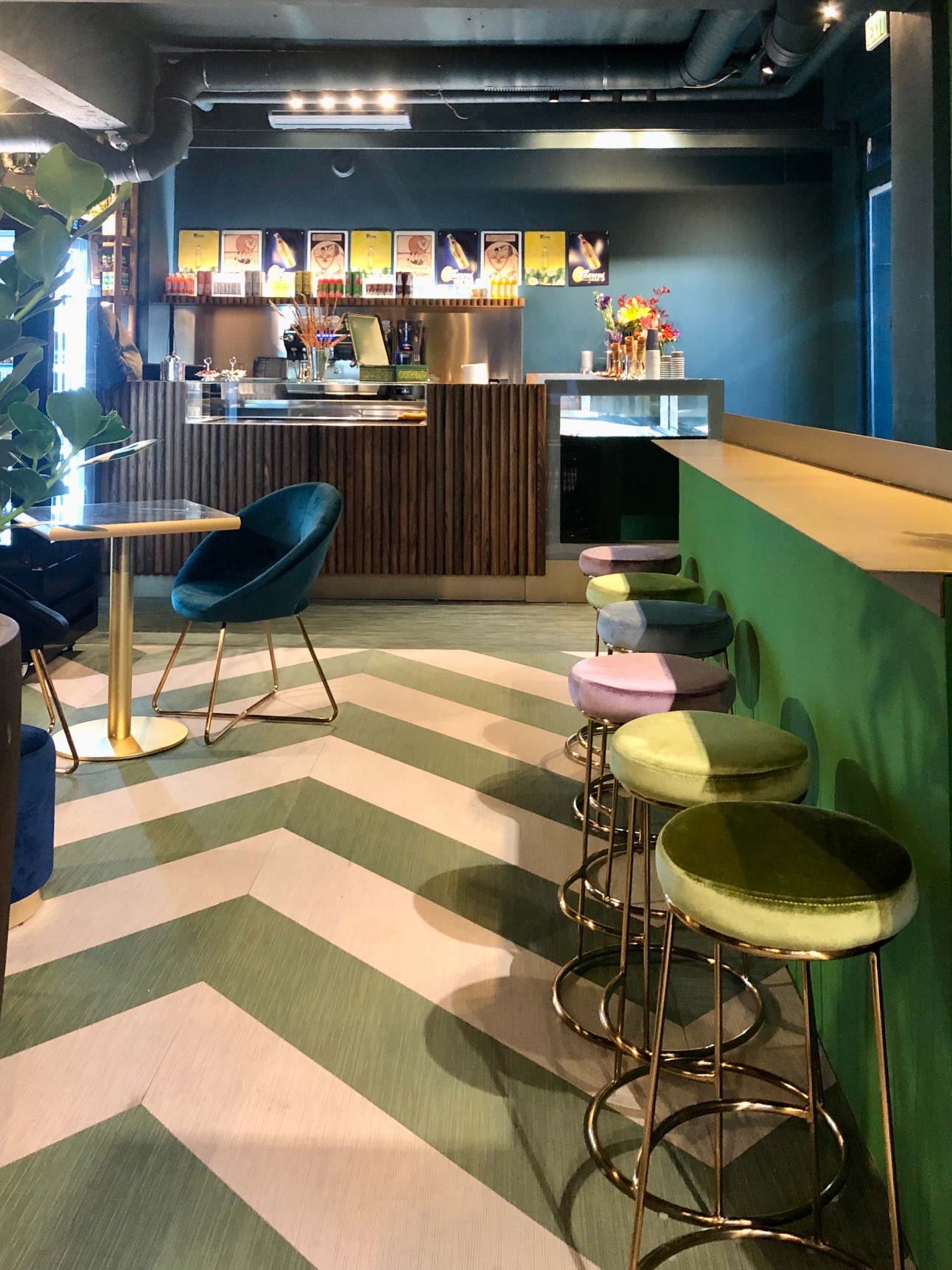 LOUNGE BAR GELATERIA 17