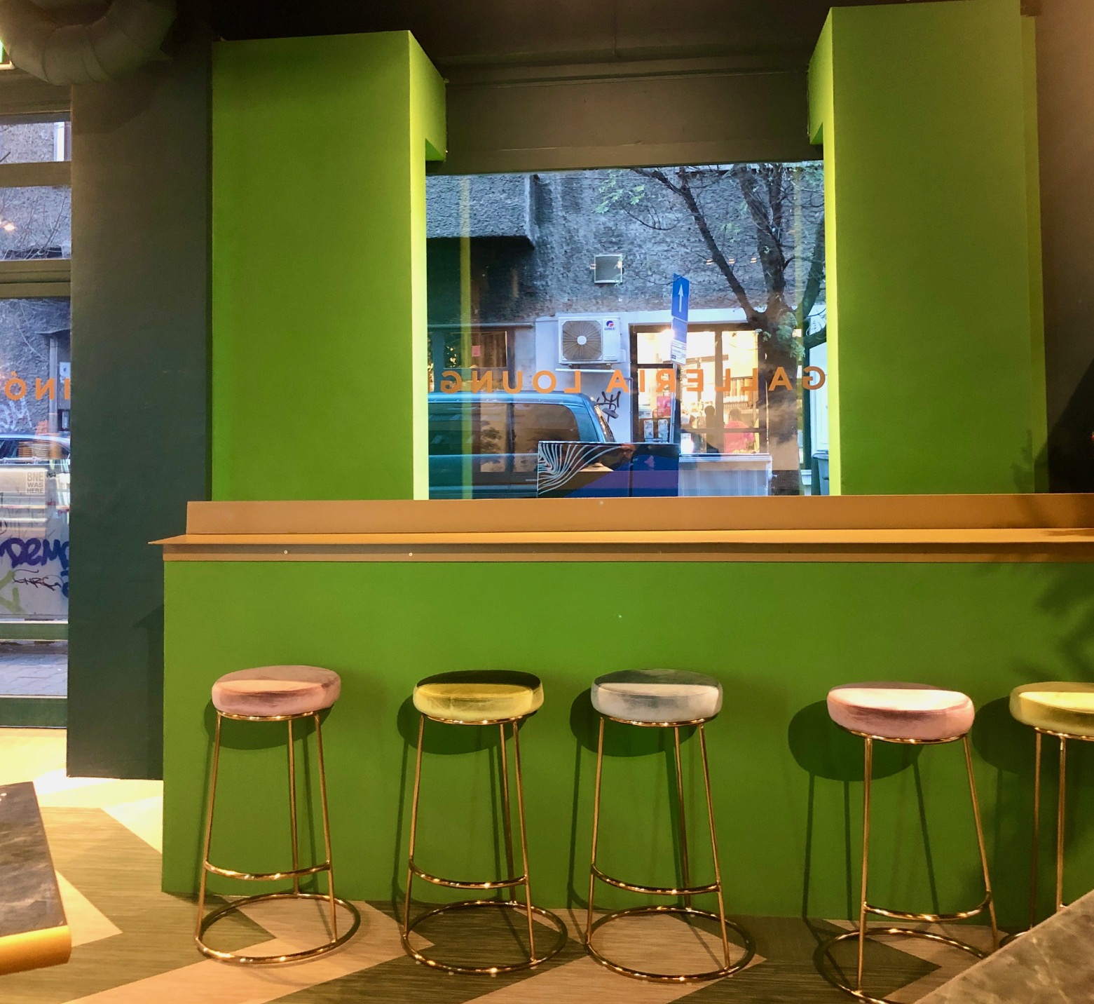 LOUNGE BAR GELATERIA 18