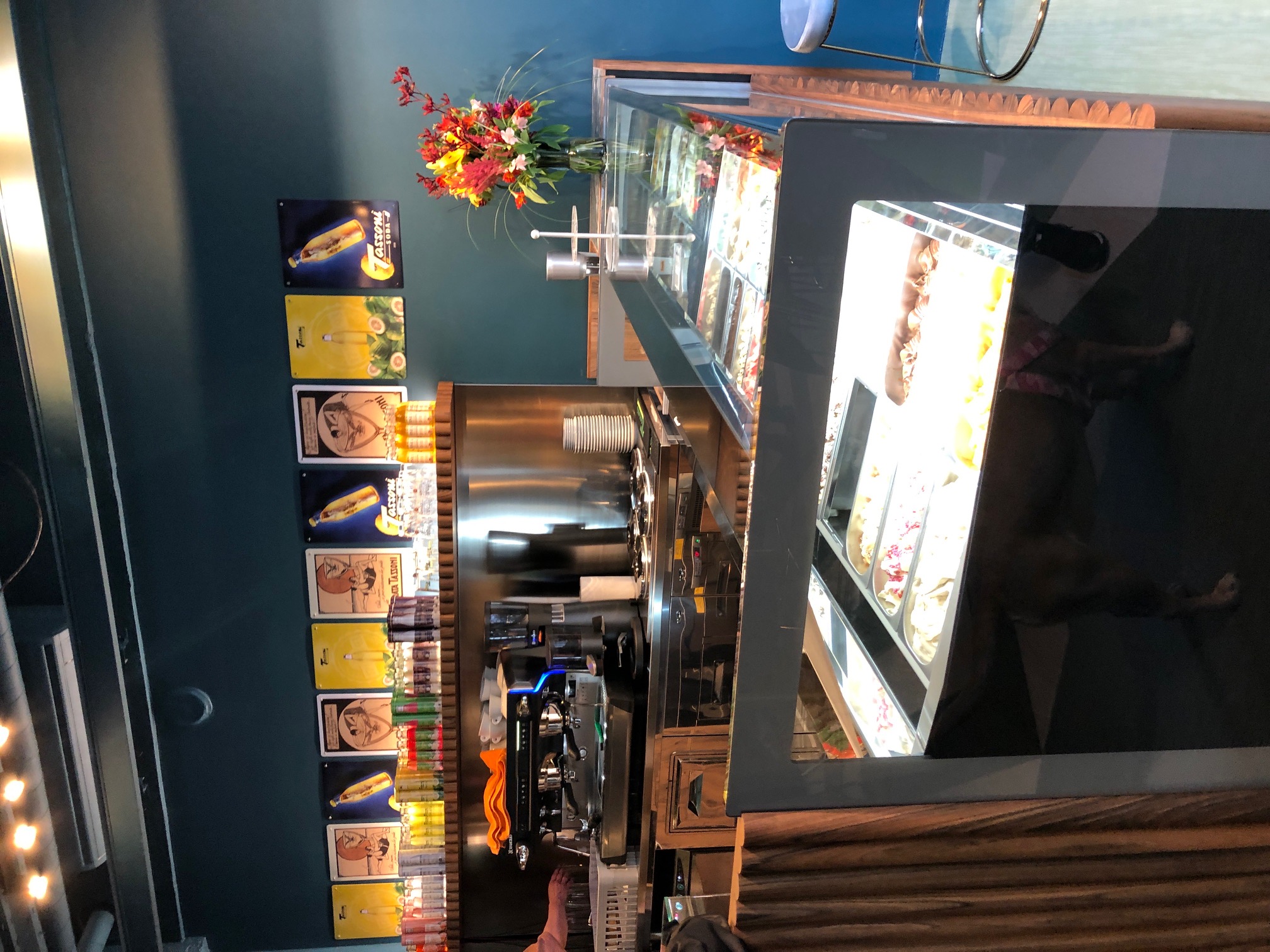 LOUNGE BAR GELATERIA 2