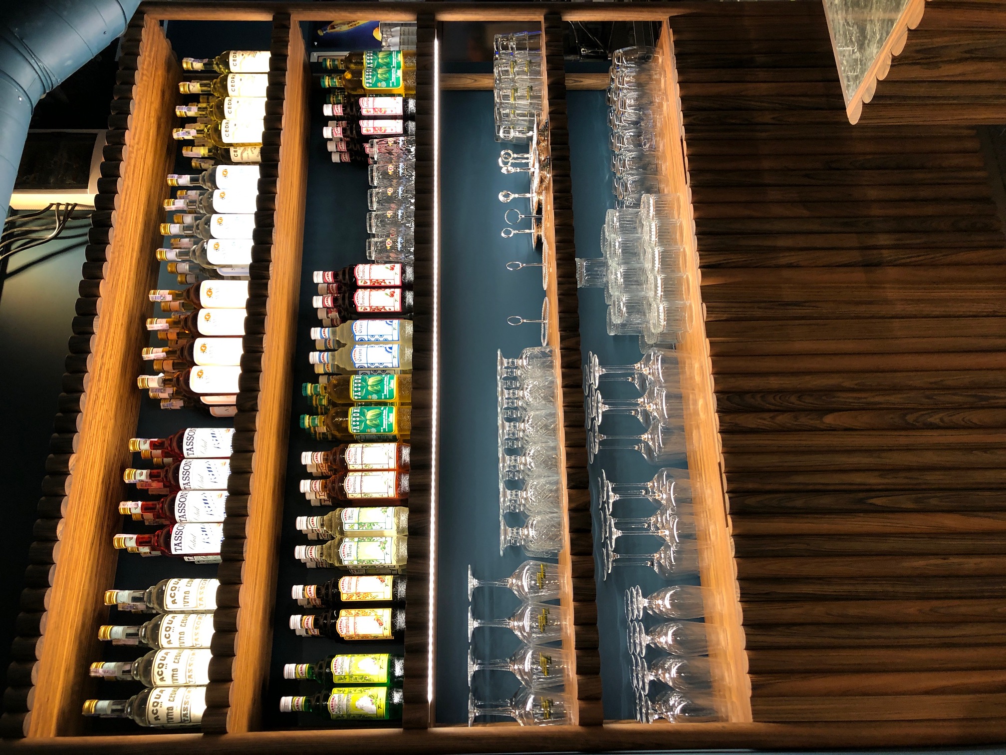 LOUNGE BAR GELATERIA 9